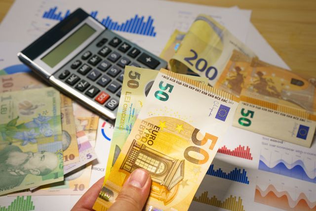 https://www.pexels.com/id-id/foto/uang-kertas-euro-dan-lei-dengan-kalkulator-di-meja-29031562/