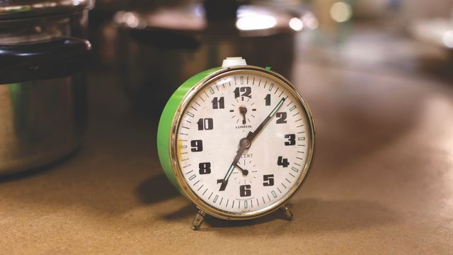 https://www.pexels.com/id-id/foto/nomor-angka-waktu-jam-alarm-10829561/