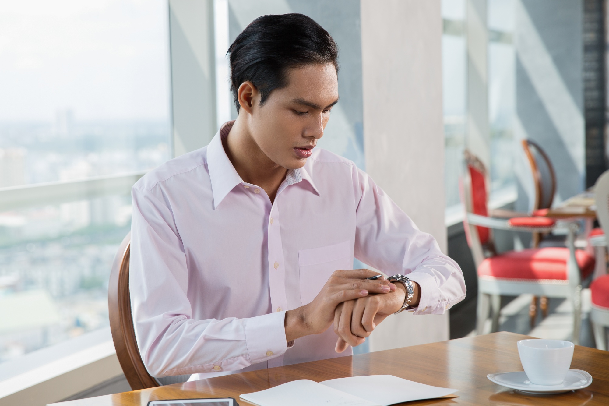 Perbedaan Aturan Jam Kerja 5 Hari dan 6 Hari: Cara Mengecek Jadwal Perusahaan